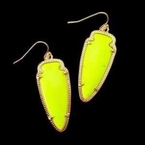 Kendra Scott Sky Arrowhead Gold Earrings in Neon Yellow Magnesite